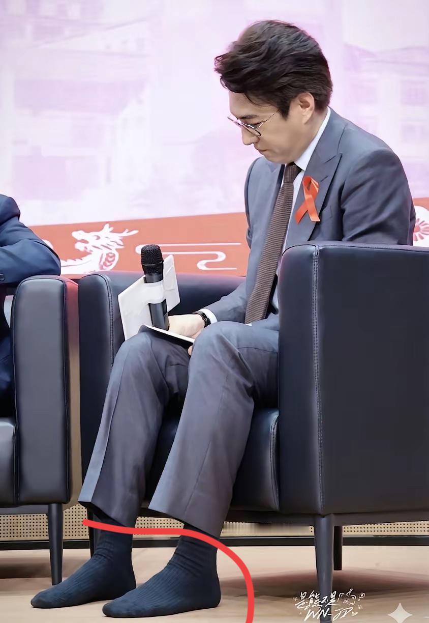 靳东参加什么活动，为什么不穿鞋子