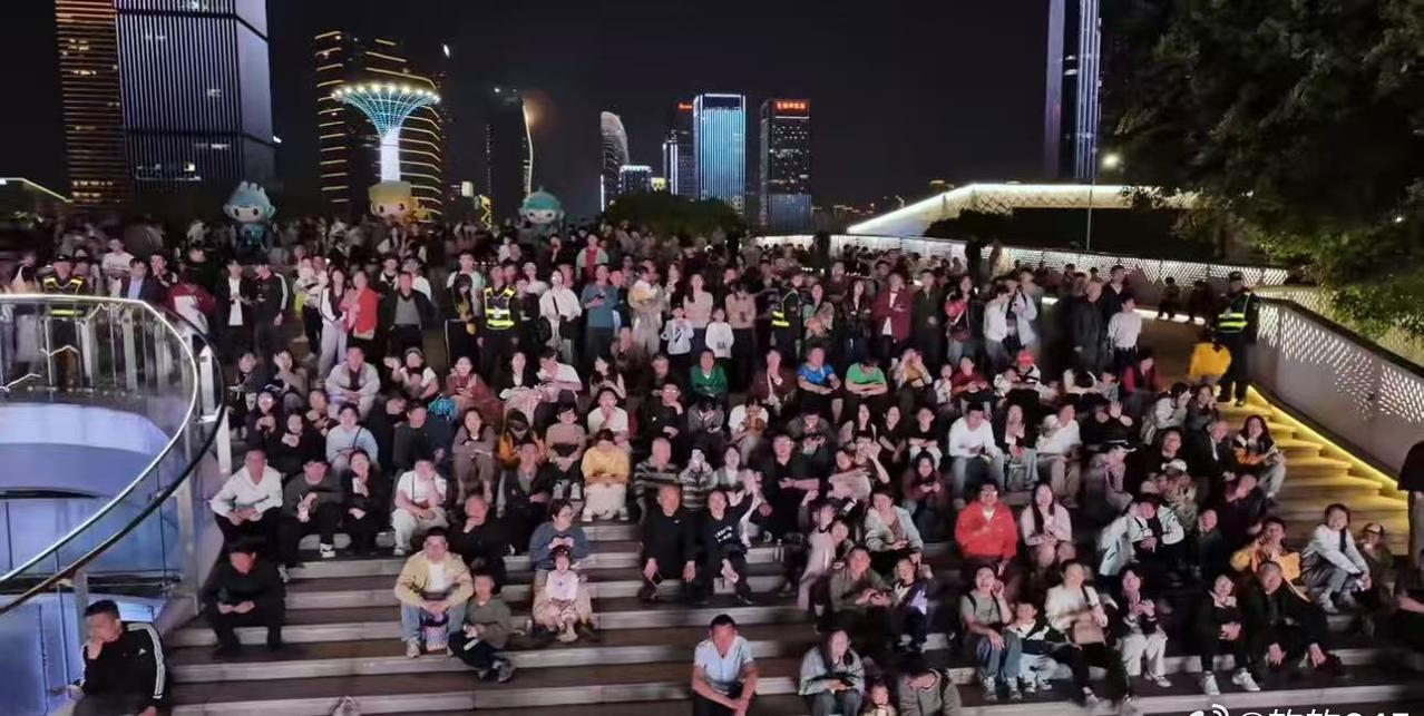 五一驻足钱塘江边，被漫天光影深深打动。浙江的美，是山水赋予的底色，更是一代代人奋