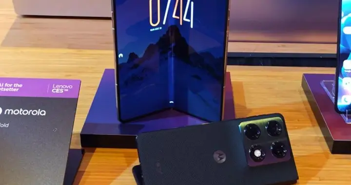 联想moto Razr Fold亮相，或配备骁龙8Gen 5