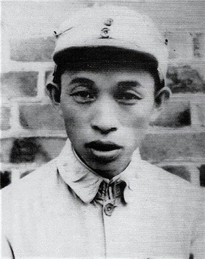 1943年秋，一个侦察员满头大汗地跑到旅长王必成面前，说："旅长，不好了，上个月