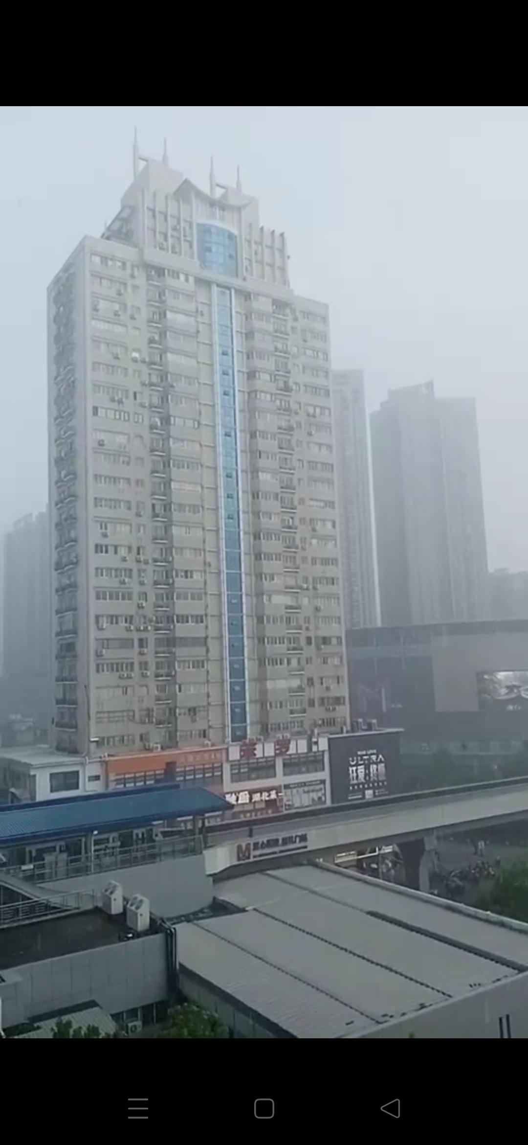 今天16时30分开始至16时35分，汉囗江汉路，循礼门一带，蓝天白云，骄阳似火。