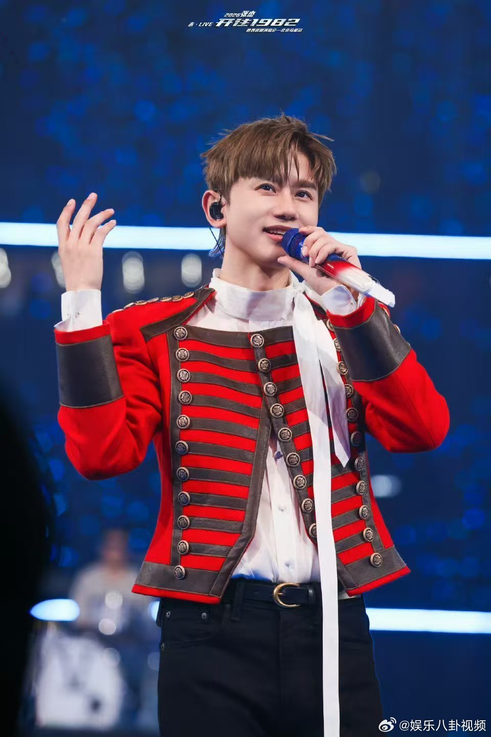 在张杰演唱会上看到强制爱了谁懂啊！张杰演唱会上罗伯特被捏脖子画面，妥妥强制爱既视