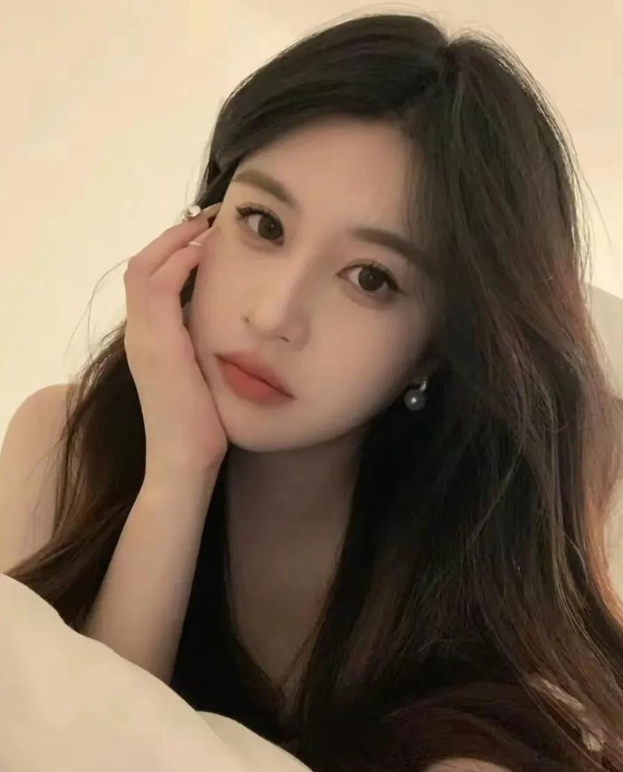 昨天，我怀着期待的心情去相亲，听说对方是个老实人。我们选择了一家氛围适宜的中档餐