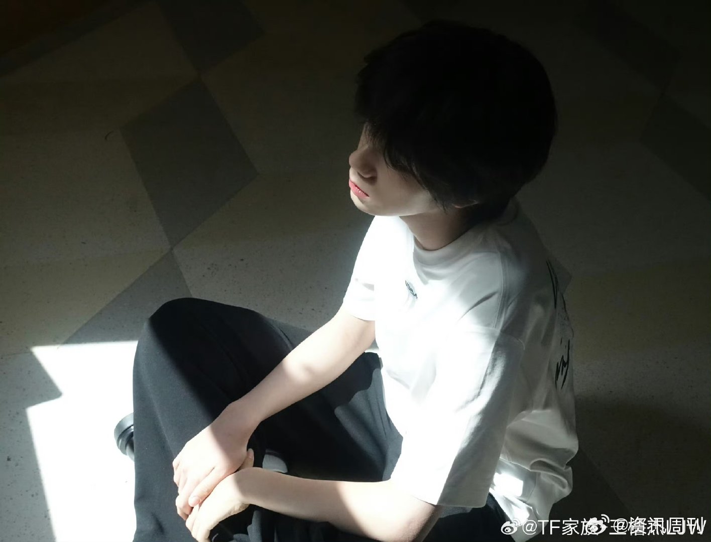 王橹杰端午营业依旧侧脸 王橹杰突围2端午营业 王橹杰突围2端午营业 
