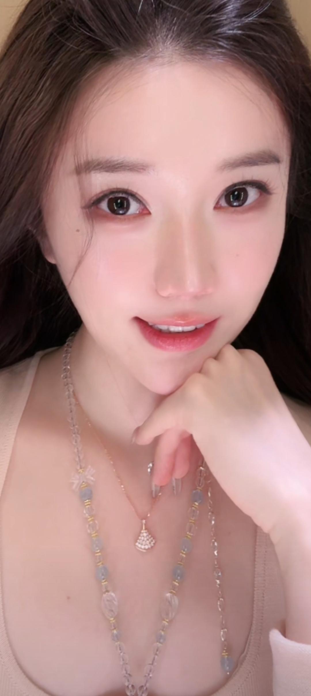 这个女生好可爱，微笑好甜！