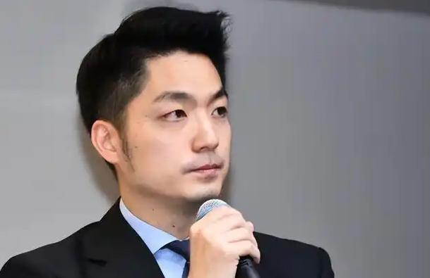 蒋万安的手腕真不是一般的厉害，上午还在那跟郑丽文握手的通稿，下午就直接坐到郑丽文