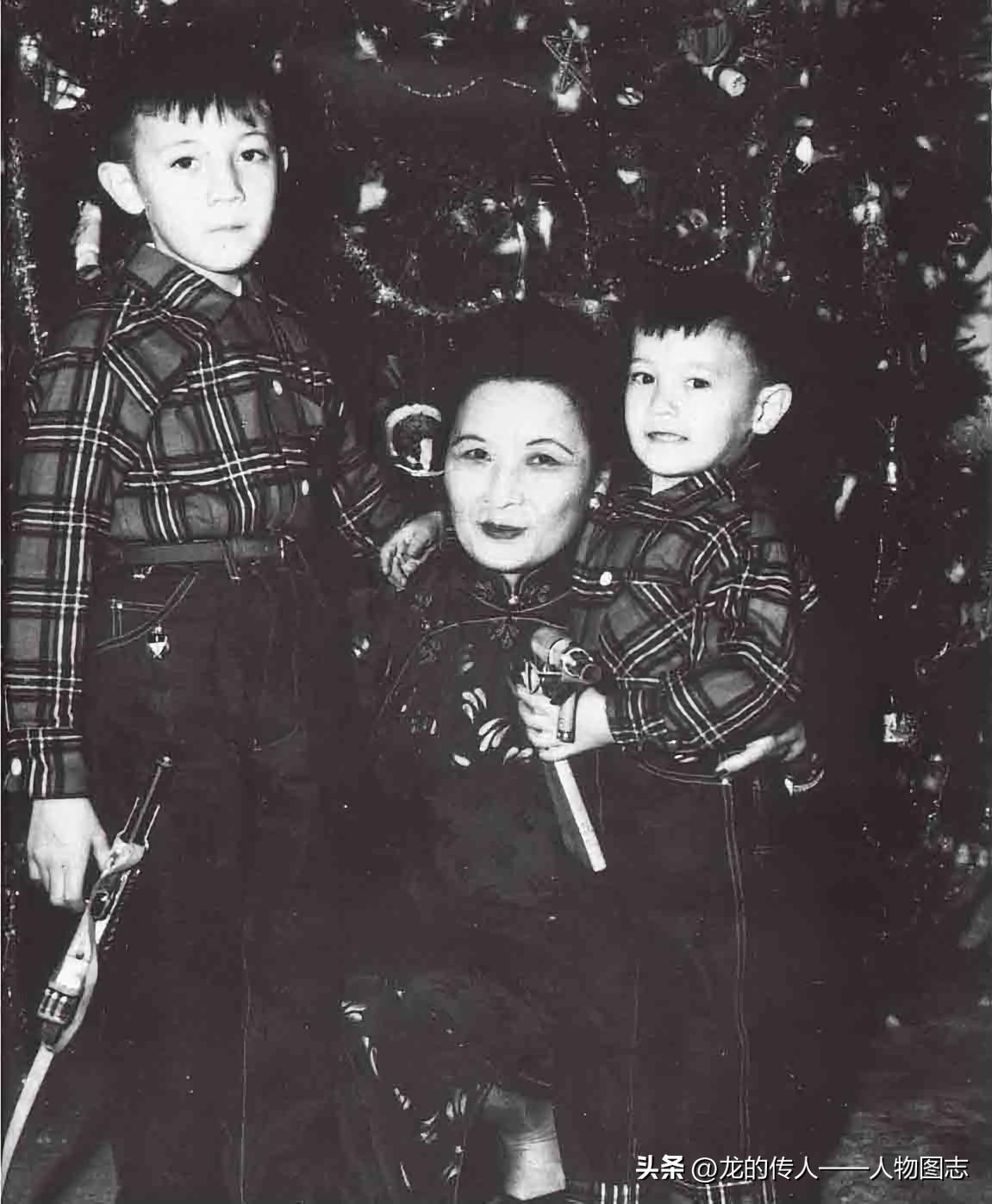 1953年12月25日，宋美龄与两个孙子孝武、孝勇合影