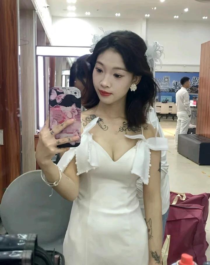 性感妩媚，红唇轻启。