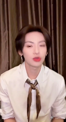 小鬼出道八周年直播 八年前我为他打投，八年后我在直播间为他欢呼。小鬼从那个需要被