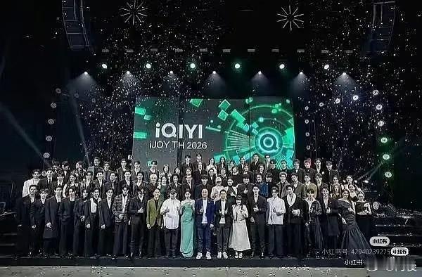 泰国太后去世禁娱令要求明星出席活动都穿深色服装，虞书欣怎么连这个也不知道呀[可怜