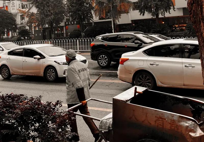 你若发光，
身边的一切，
才会跟着有意义[赞]光芒总会有锋芒 平凡人也有光 抬头