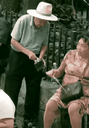 人老了不要紧，只要有钱走到哪里都有美女陪伴