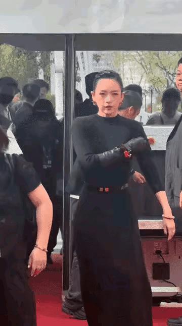 当失婚的章子怡偶遇婚姻幸福的梅婷
一个刚如铠甲，准备随时上战场
一个松弛淡然，幸