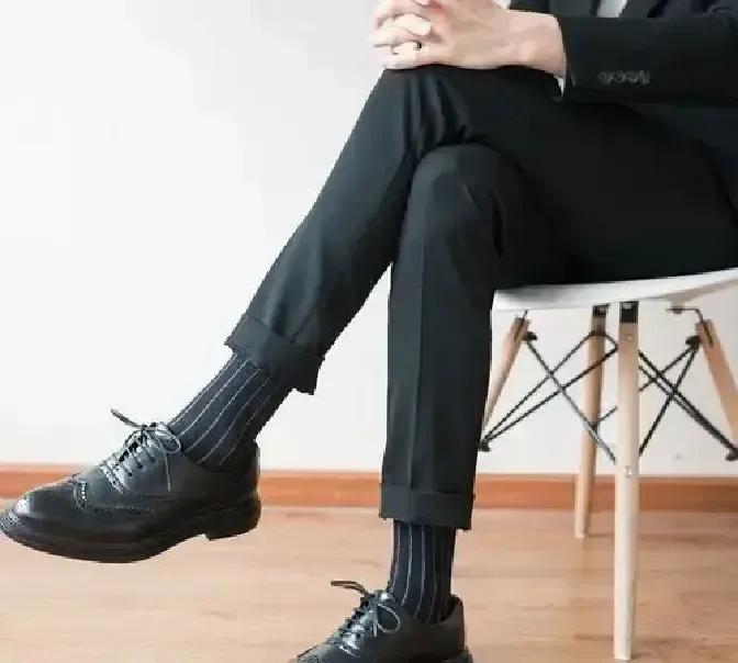 我穿西裤皮鞋出门取快递，一路被旅游鞋牛仔裤包围，脚底板哒哒响像自带BGM，心里却