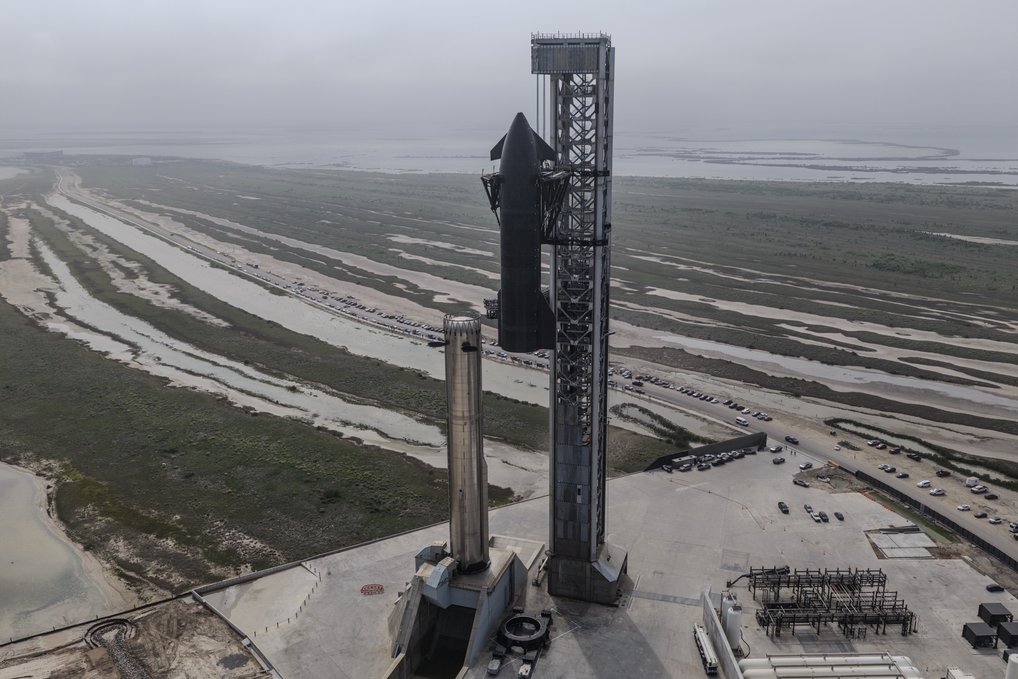 SpaceX完成星舰12飞的发射台堆叠 