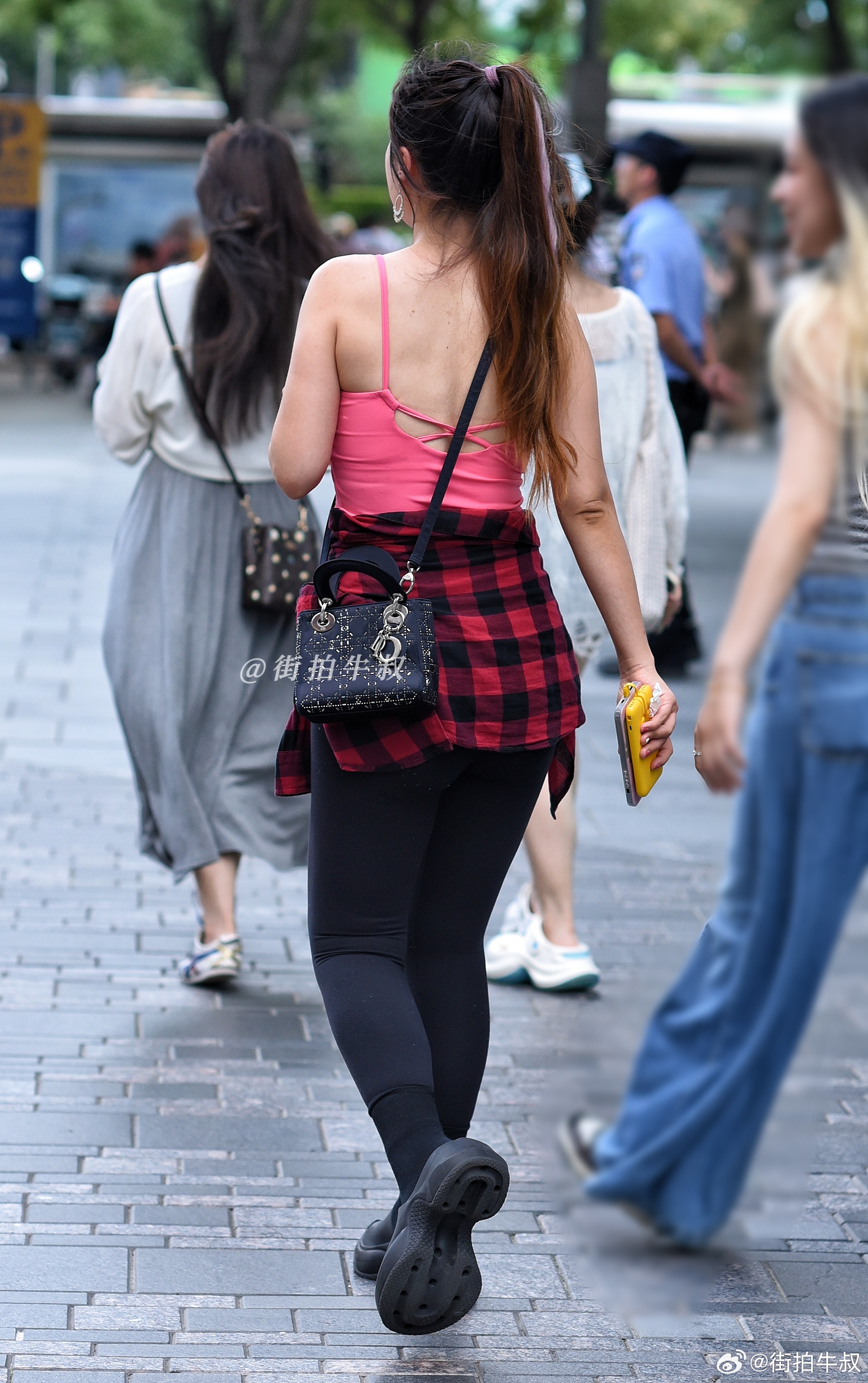 性感的粉色吊带背心 