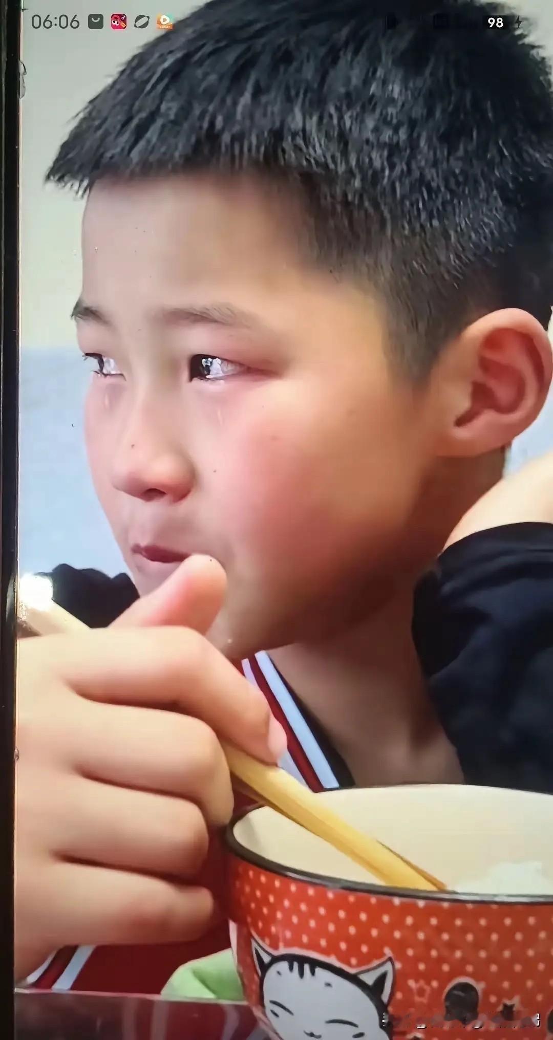 生活的心酸从来都藏在普通家庭的细碎日常里。一位独自抚养孩子的单亲妈妈，担心酷暑天