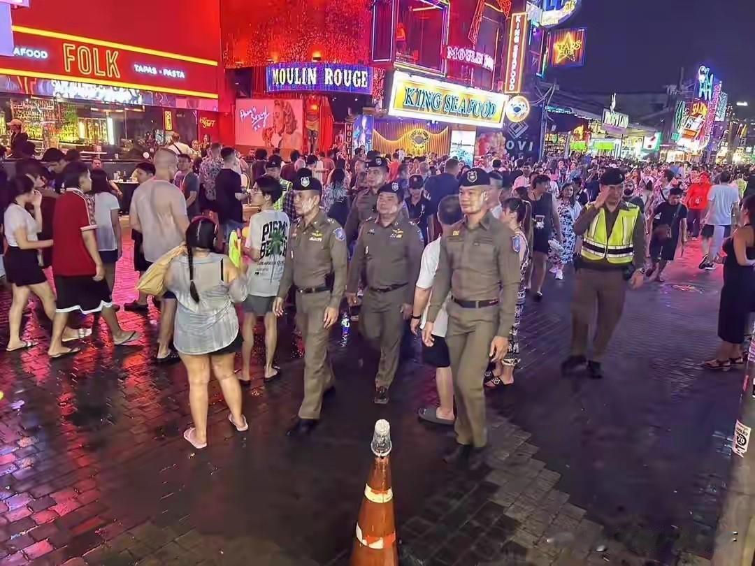 上岸第二天！5000美军还是出事了，泰国警方出手了


林肯号在泰国芭提雅休整5