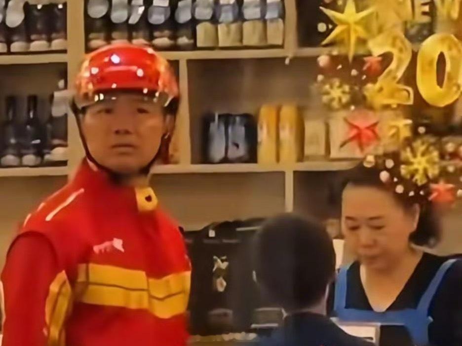 此刻刘强东在想什么，是惦记门口的三蹦子？京东外卖 ​​​热点现场 ​​​