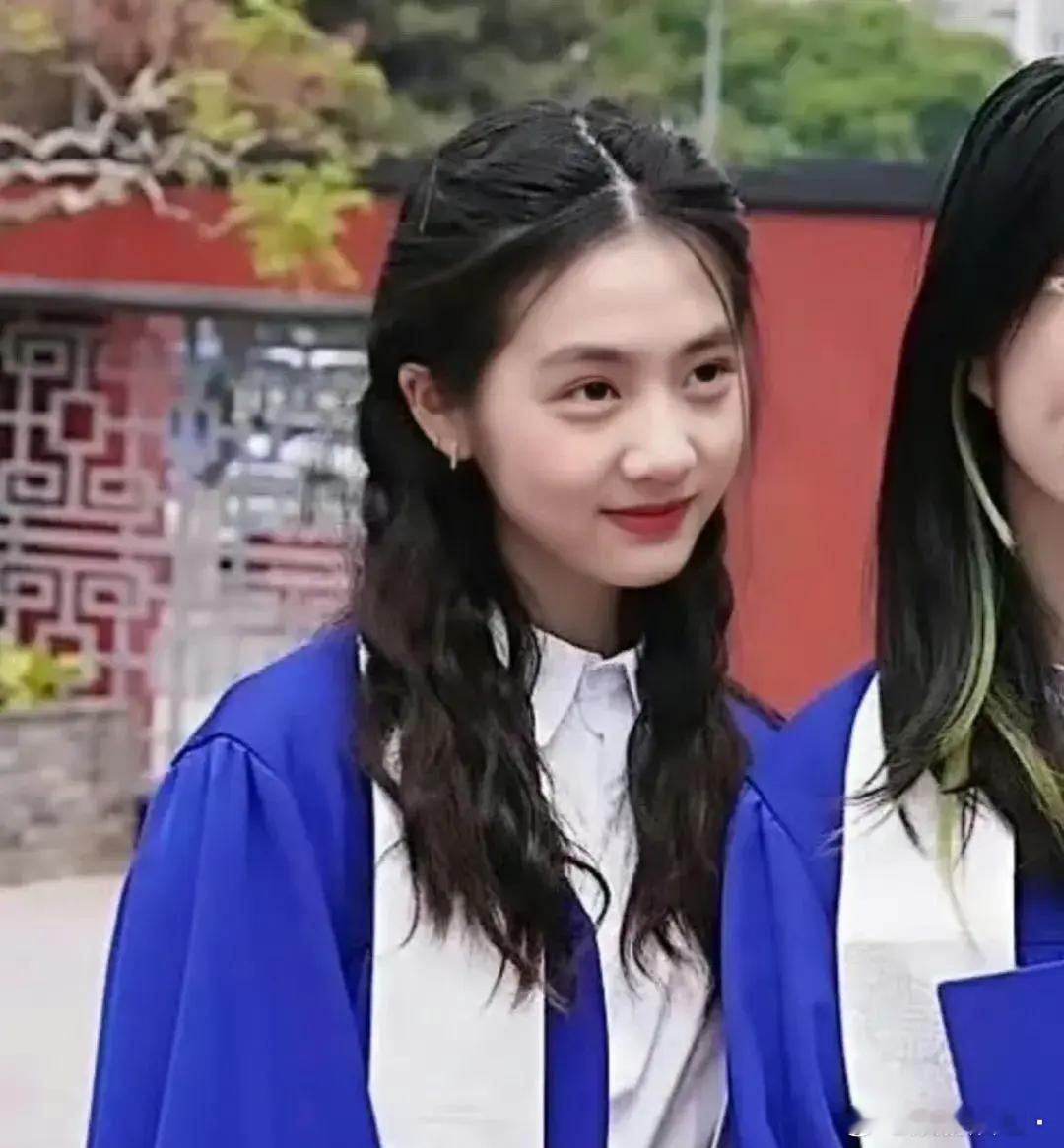 黄多多冲上热搜！5月26日，黄磊的女儿黄多多突然冲上热搜，只因为孙莉高调发文晒出