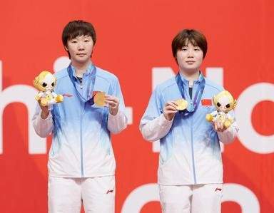 单局 11-0！王曼昱 / 蒯曼横扫日本组合，亚运女双夺金