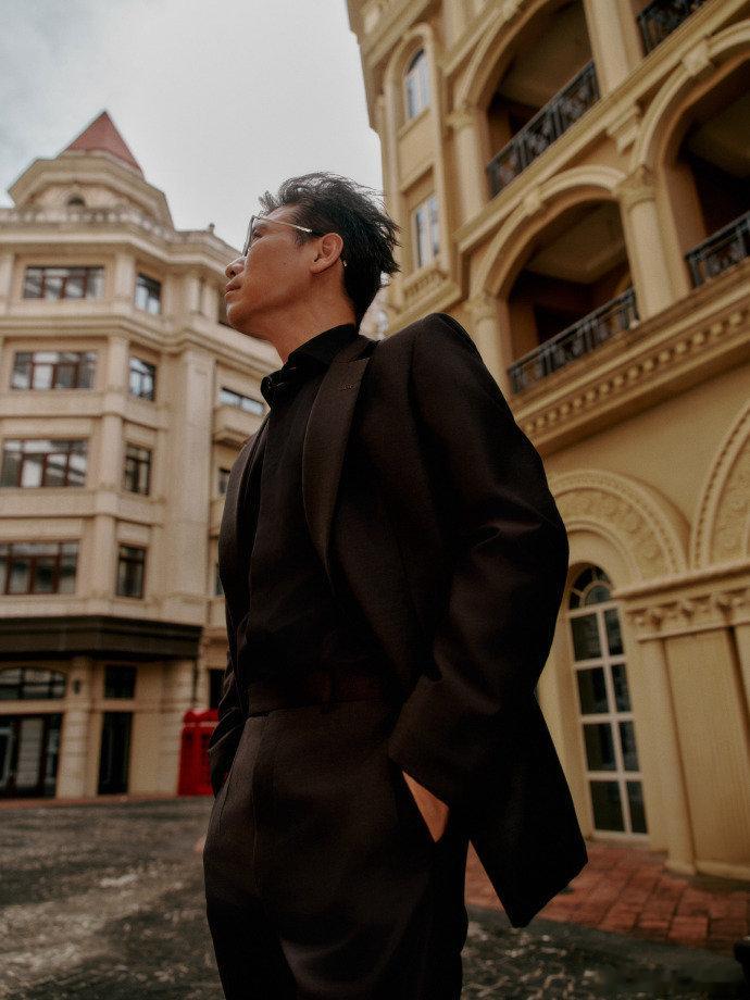 李乃文一个坏消息一个好消息李乃文突然官宣“坏消息”：要告别娱乐圈去种地，瞬 间勾