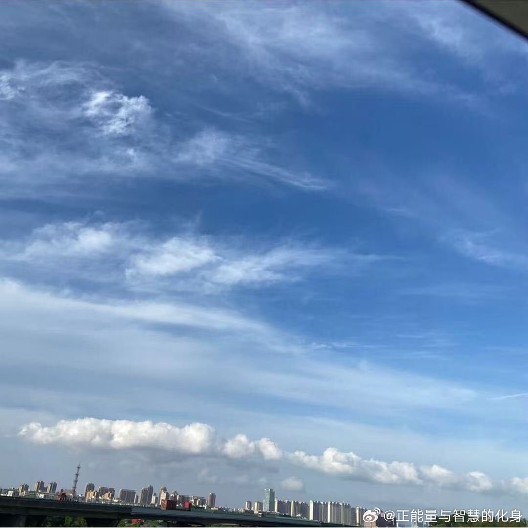 亲戚再有钱，不会给你花一分，朋友再有权，不会给你用一下，你没本事，任何人都不是你
