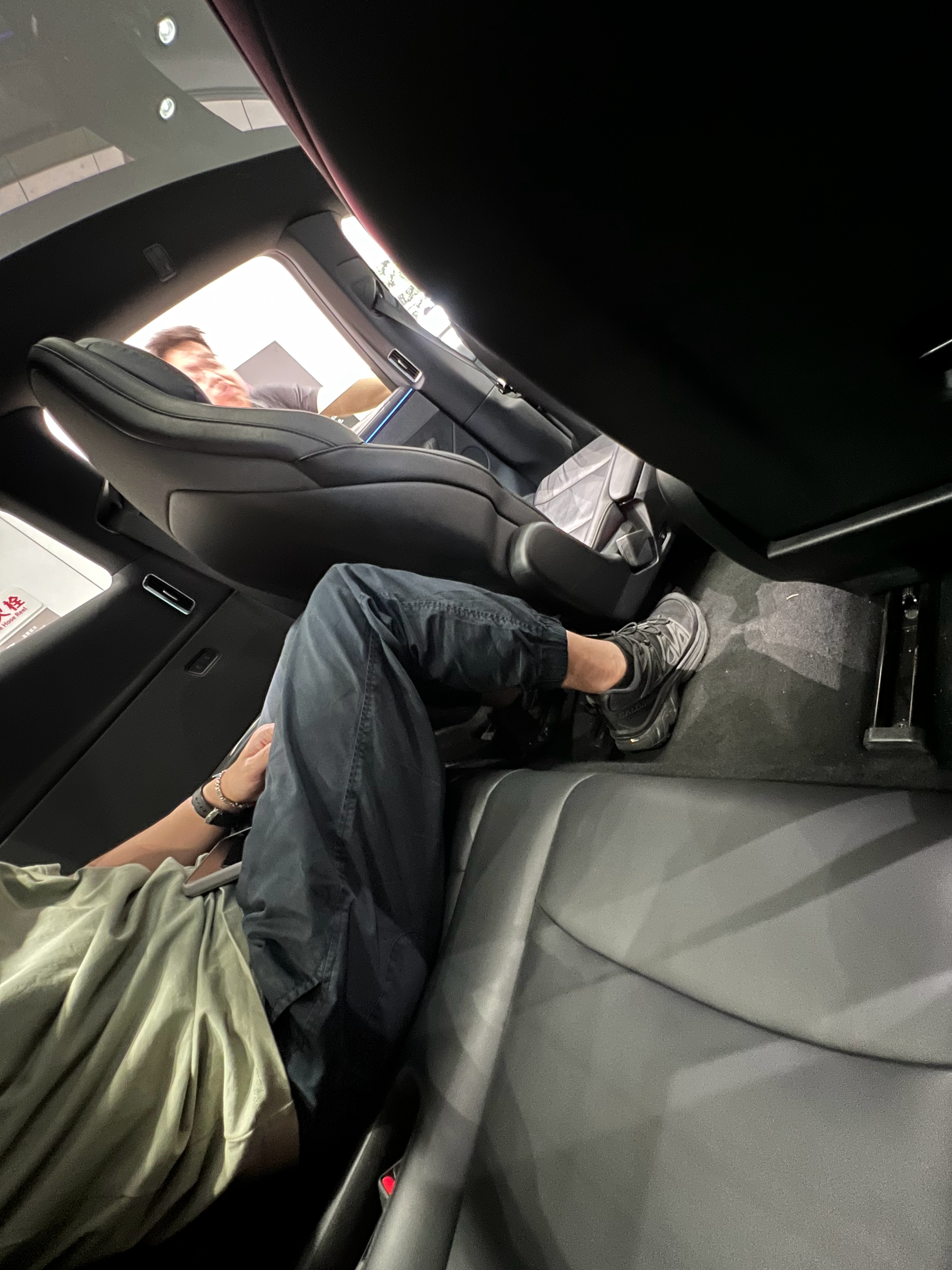 特斯拉ModelYL的第三排，只能应个急，特别是这个坐垫高度，简直要命1 2排都