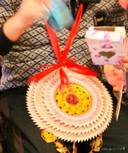 第一次知道12岁成人礼[捂脸]

朋友把我拉到一个群里面，说是给孩子过成人礼邀请