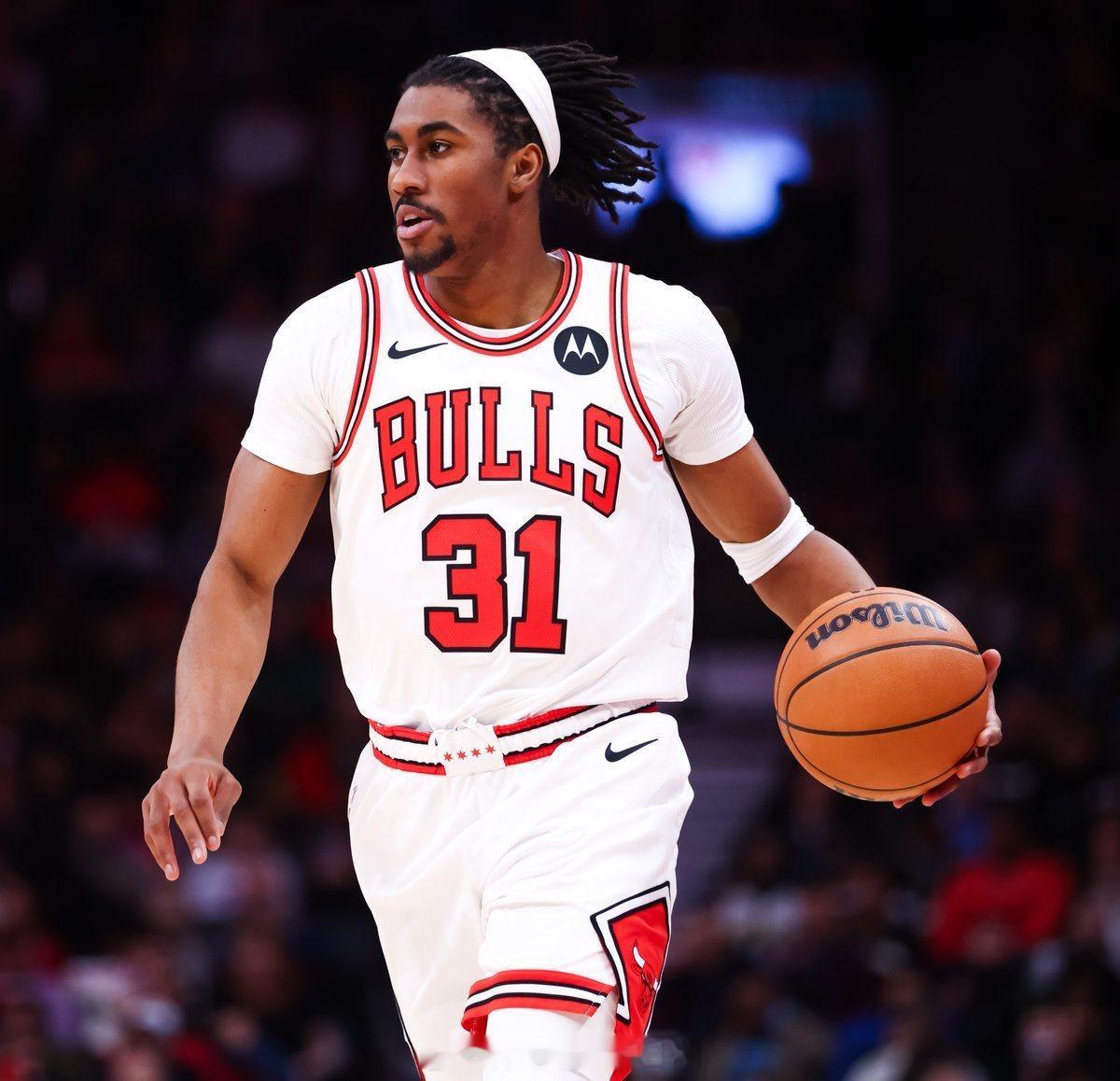 公牛队表示，杰登·艾维被诊断出左膝酸痛，将在两周后接受复查。扎克·柯林斯因右脚趾