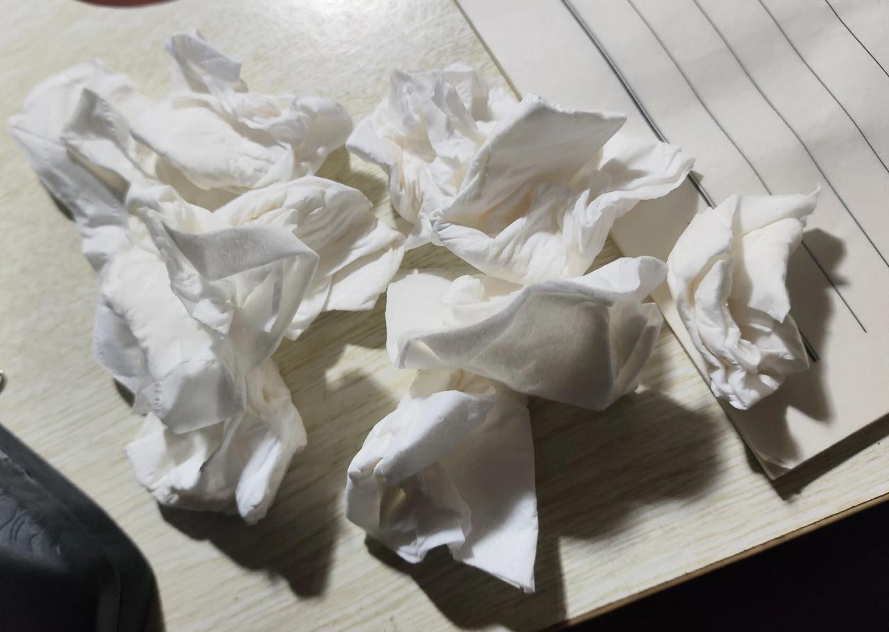 看到这一堆杂乱无章的纸团，你会作何联想？这并非是子弹的无谓消耗呀，只因吹空调着了