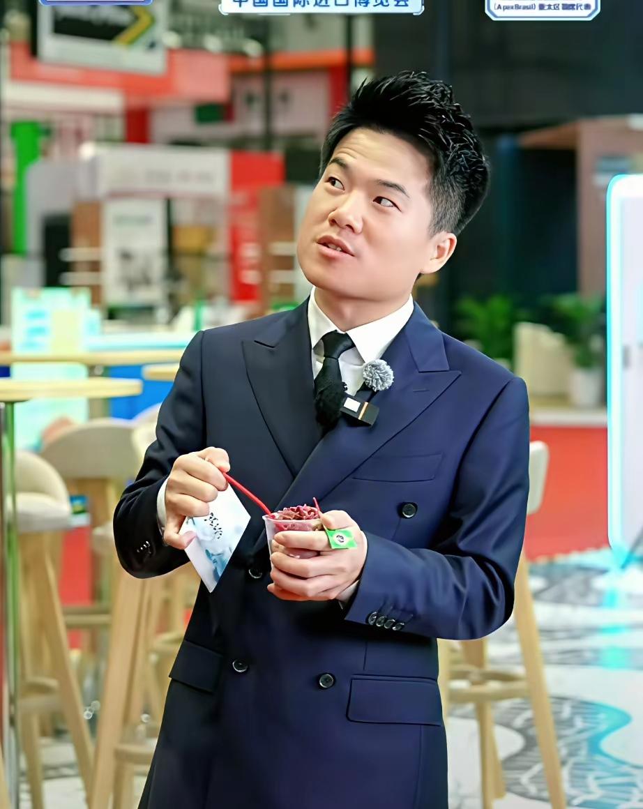 董宇辉巴西馆走播这段，看完只想说：这反应速度，活该他圈粉！
 
巴西人突然抛来“