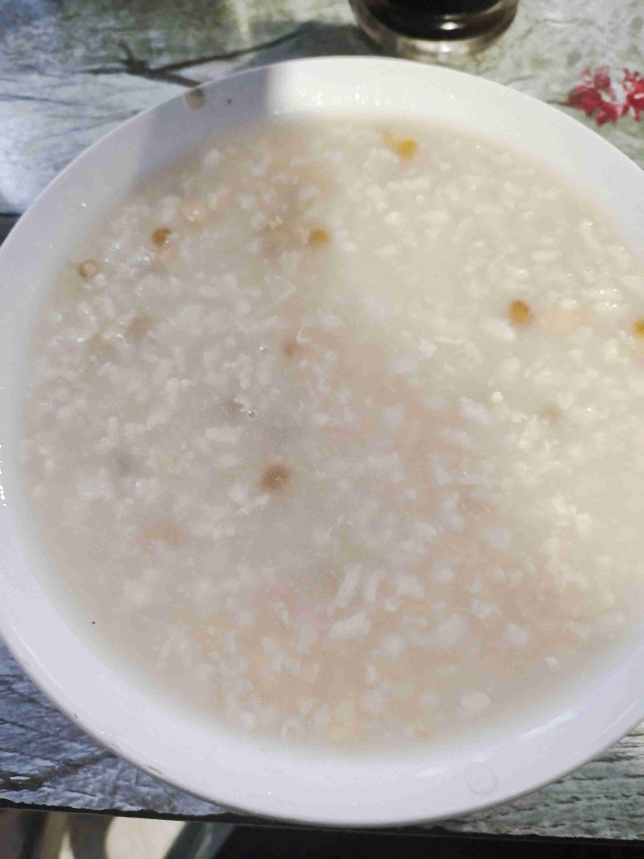 路过厂区的早餐店，看到老板在蒸预知馒头和包子，突然间就对这家开了几十年的早餐店有