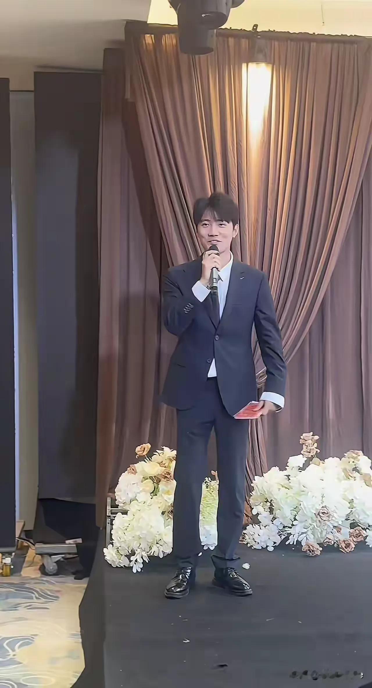 忙着主持婚礼去了，作业写完了吗？
与辉同行的这些主播，最不该下场主持婚礼的，有两