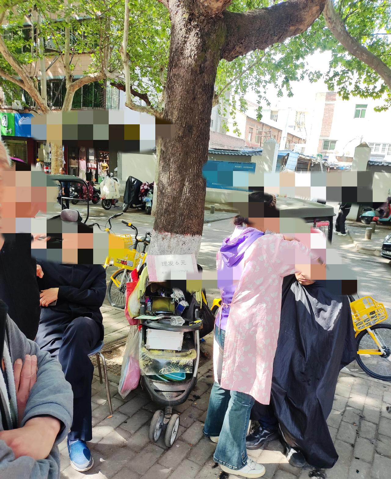 终于回归正常了！
现在理发只需要6元。
昨天下班路过南郊，看到街边有个摊位，原来