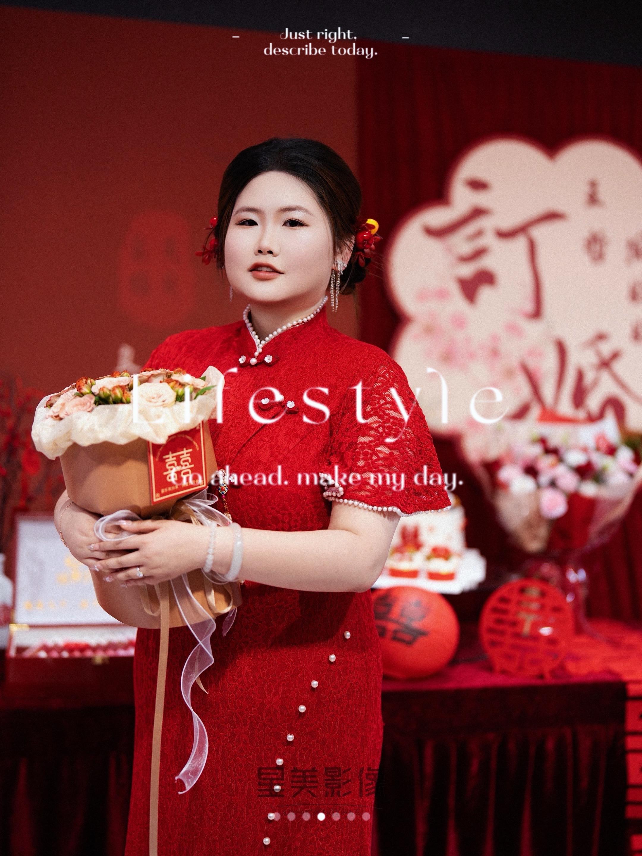 谁能拒绝氛围感满满的订婚照。仪式的意义， 不是完美的摆拍， 是藏在眼神...