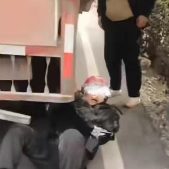 你能想象吗？1月7日在湖南，居然出现如此惊险一幕：一名男子被挂在了货车底部，一路