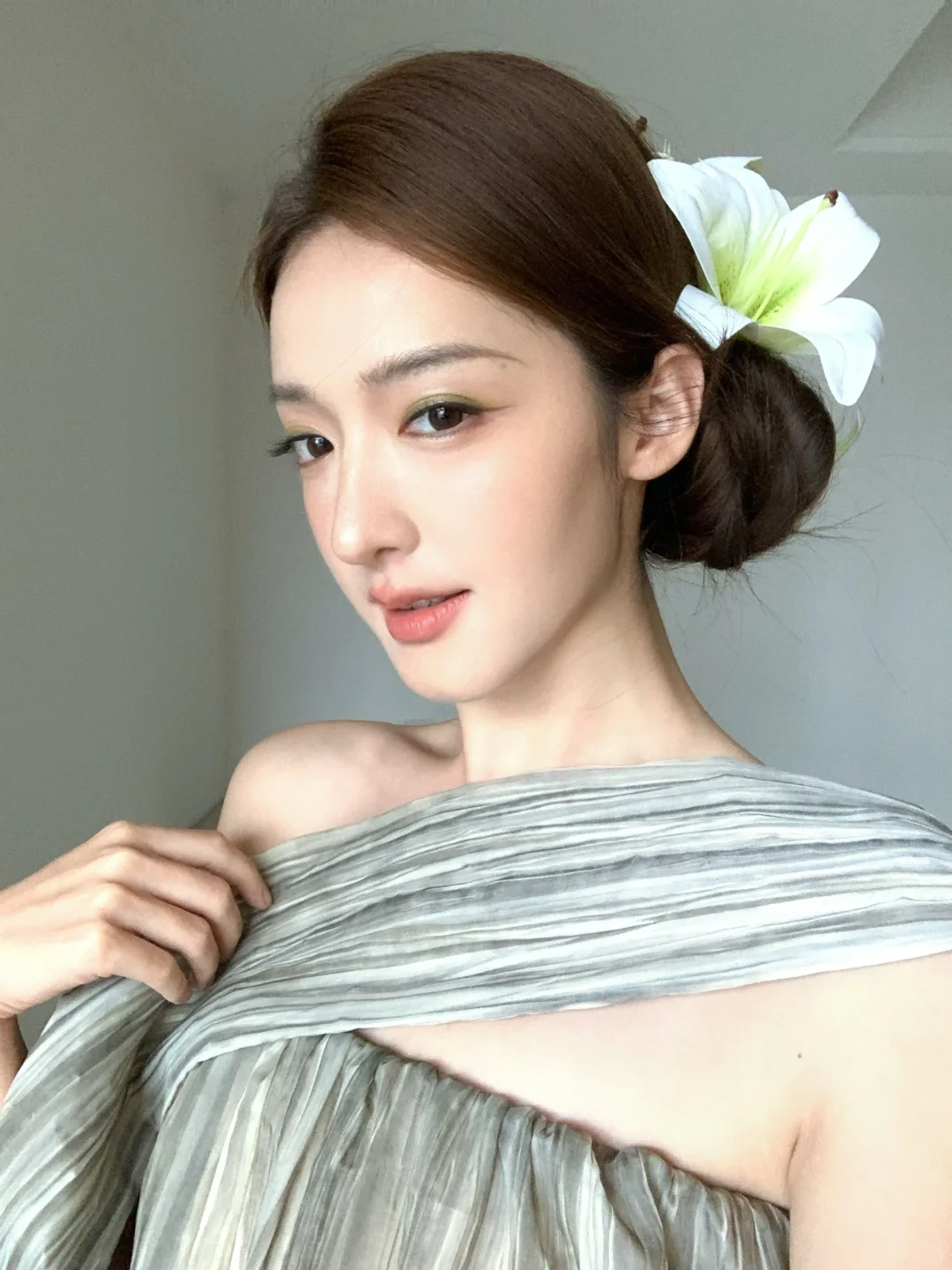 够明艳吗