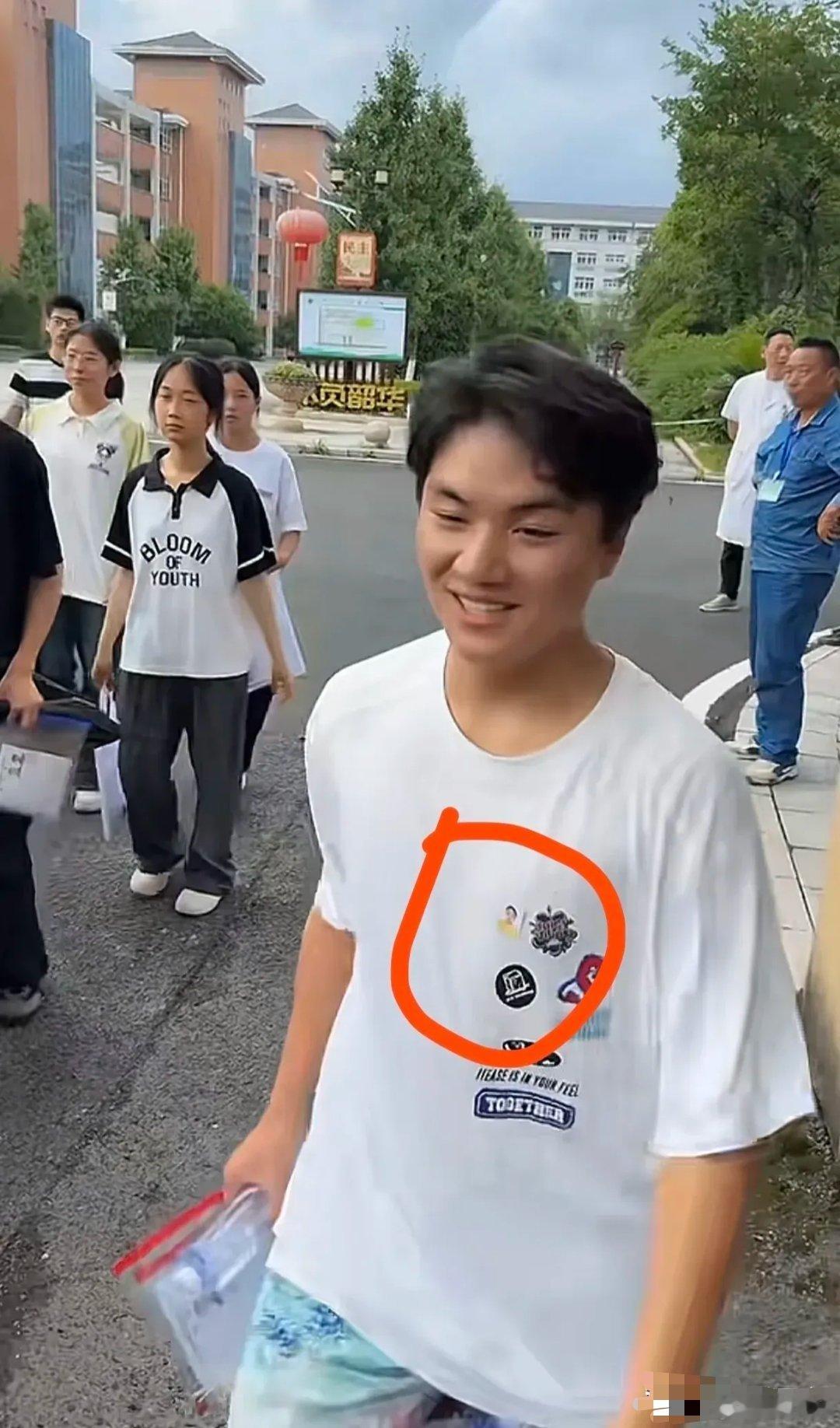 男生带妈妈的照片参加高考每年高考都有一些带给我们感动的人和事！2025年高考，江