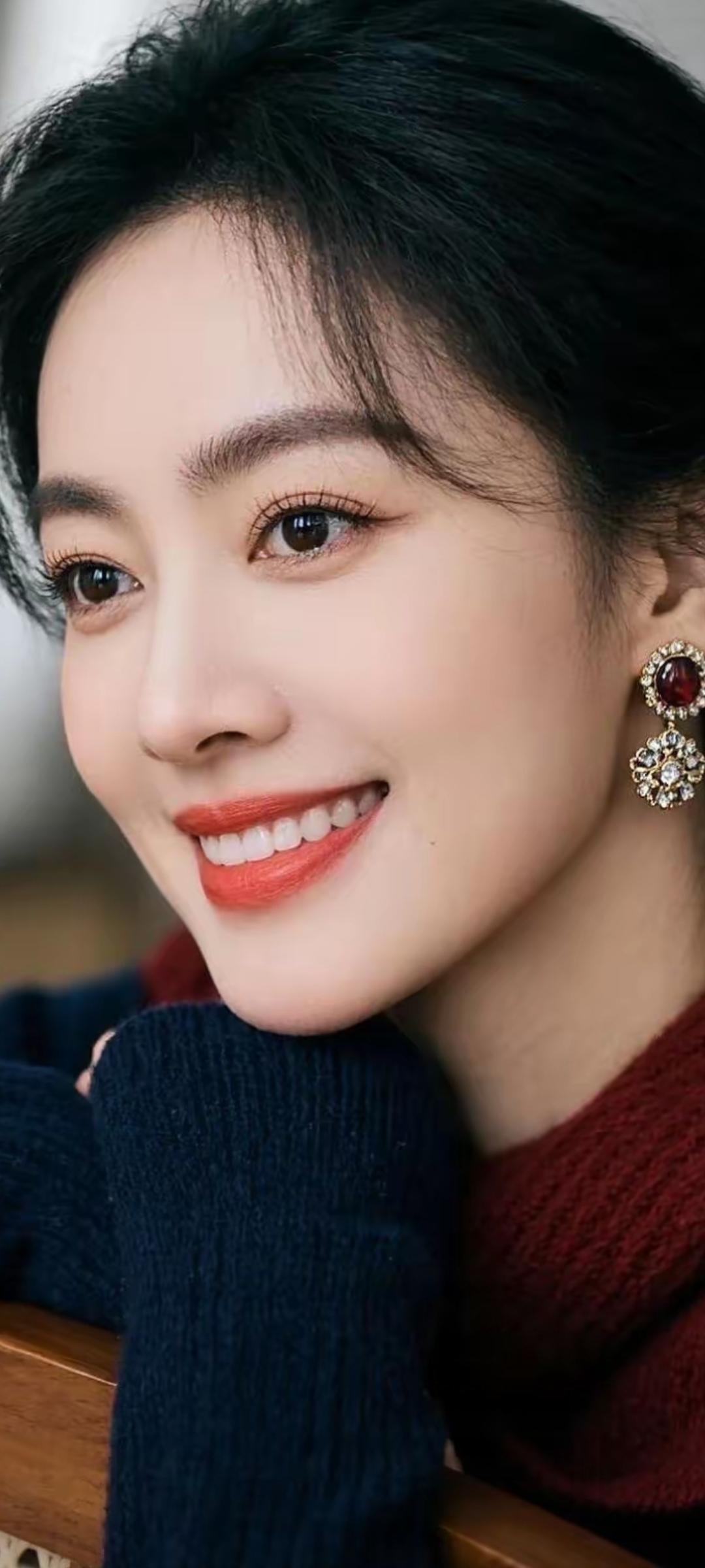 甜美笑容，闪耀耳环，冬日暖阳下的迷人瞬间