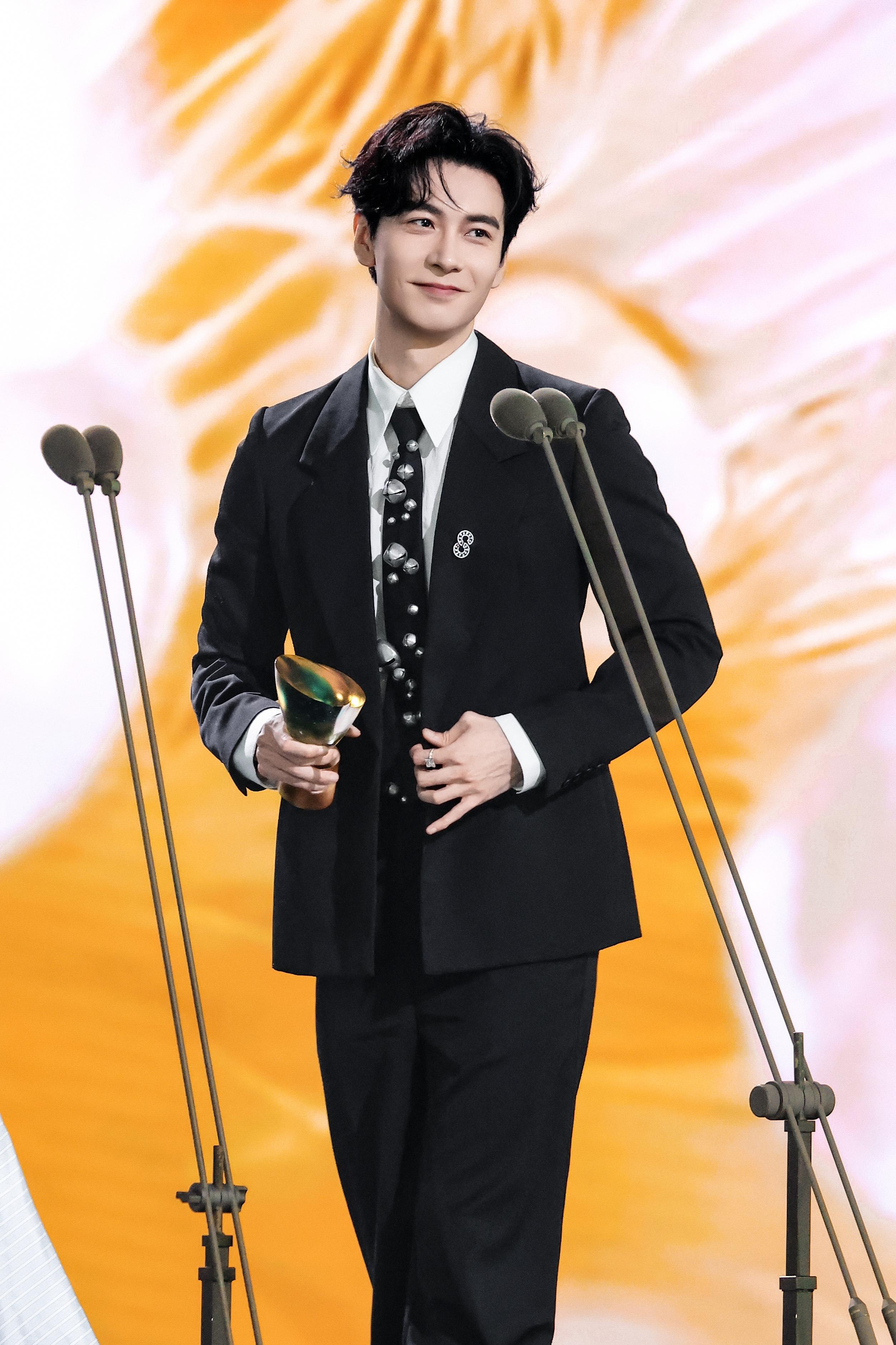 陈星旭起到一个桌子的作用 哎，星旭你戴个铃铛领带也没用上啊~一晚上cos桌子，自