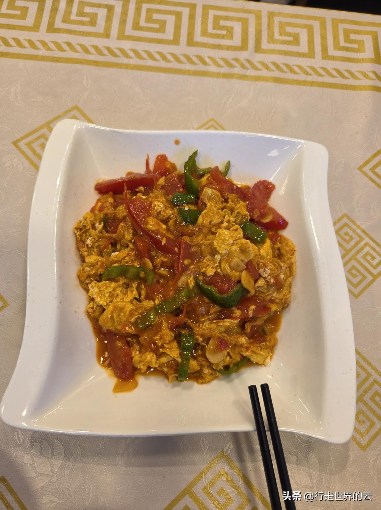 番茄炒卵，420里拉；米饭100里拉，合计520里拉，合人民币78，老板是喀什人