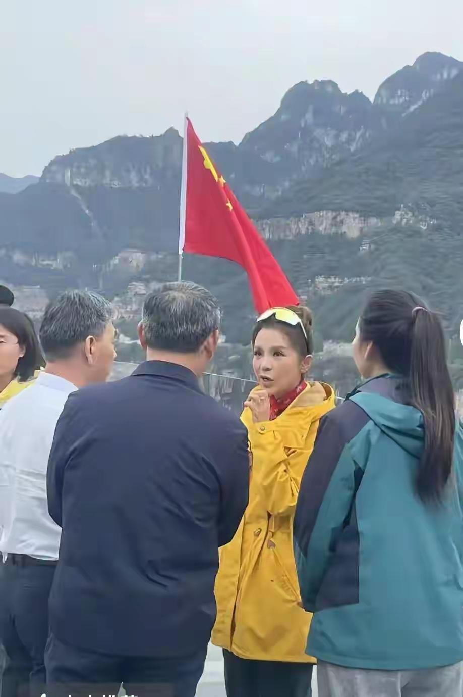 10月1日，随着全国各大景区迎来大批游客，假日热潮持续升温。在河南新乡的宝泉旅游