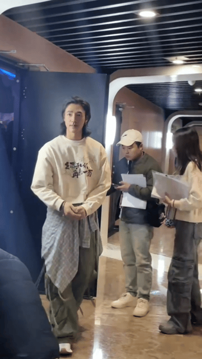 此沙还记得曾经采访过他的记者  此沙连上班都是用跑的  此沙今日电影《多想和你再