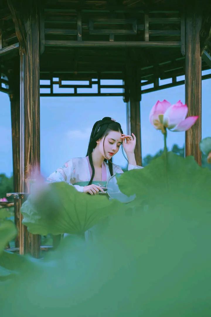 赠优美荷叶
翠盖亭亭映碧波，
幽香阵阵透心窝。
清风拂面荷摇曳，
玉露沾衣叶婆娑