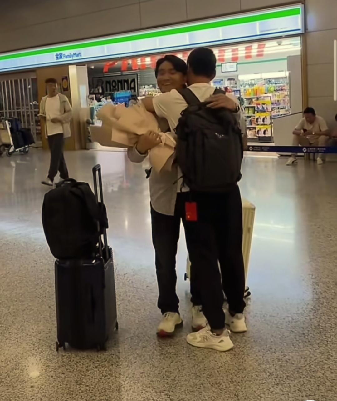 看到苏牙子回国的全程直播，我忍了
看到弹幕里一半喊“太感动了”一半骂，我也忍了