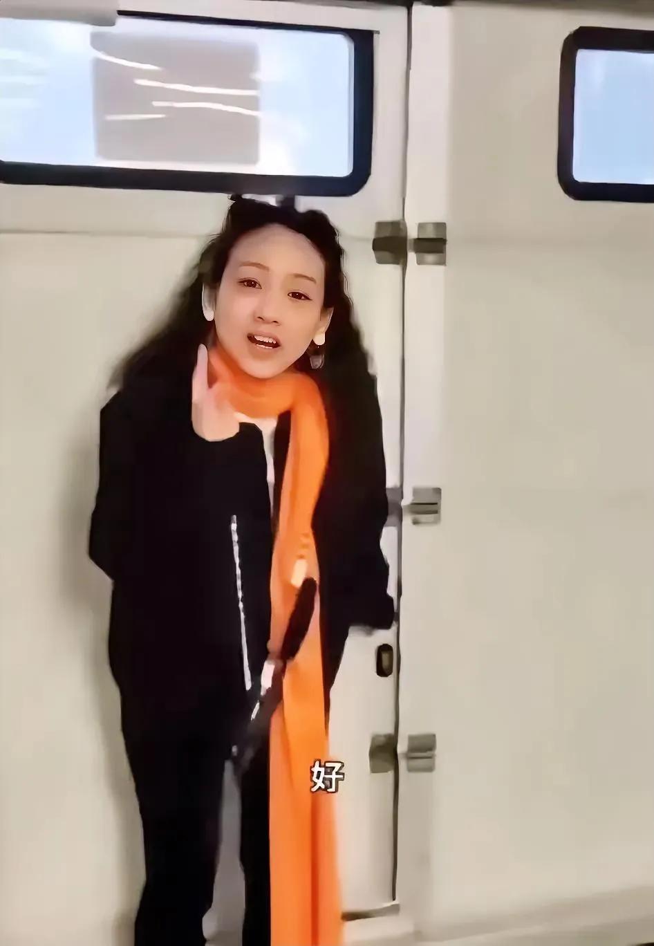 探究群体伤害事件的起因，上海某保时捷店内的一幕便是一个典型例证。一笔仅600元的