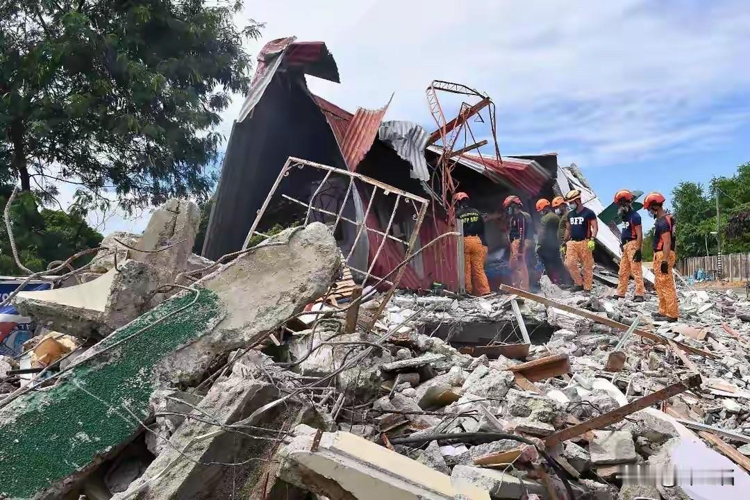 19条生命戛然而止，134个身体带着伤痛躺在临时帐篷里，还有7个人被埋在碎砖瓦砾