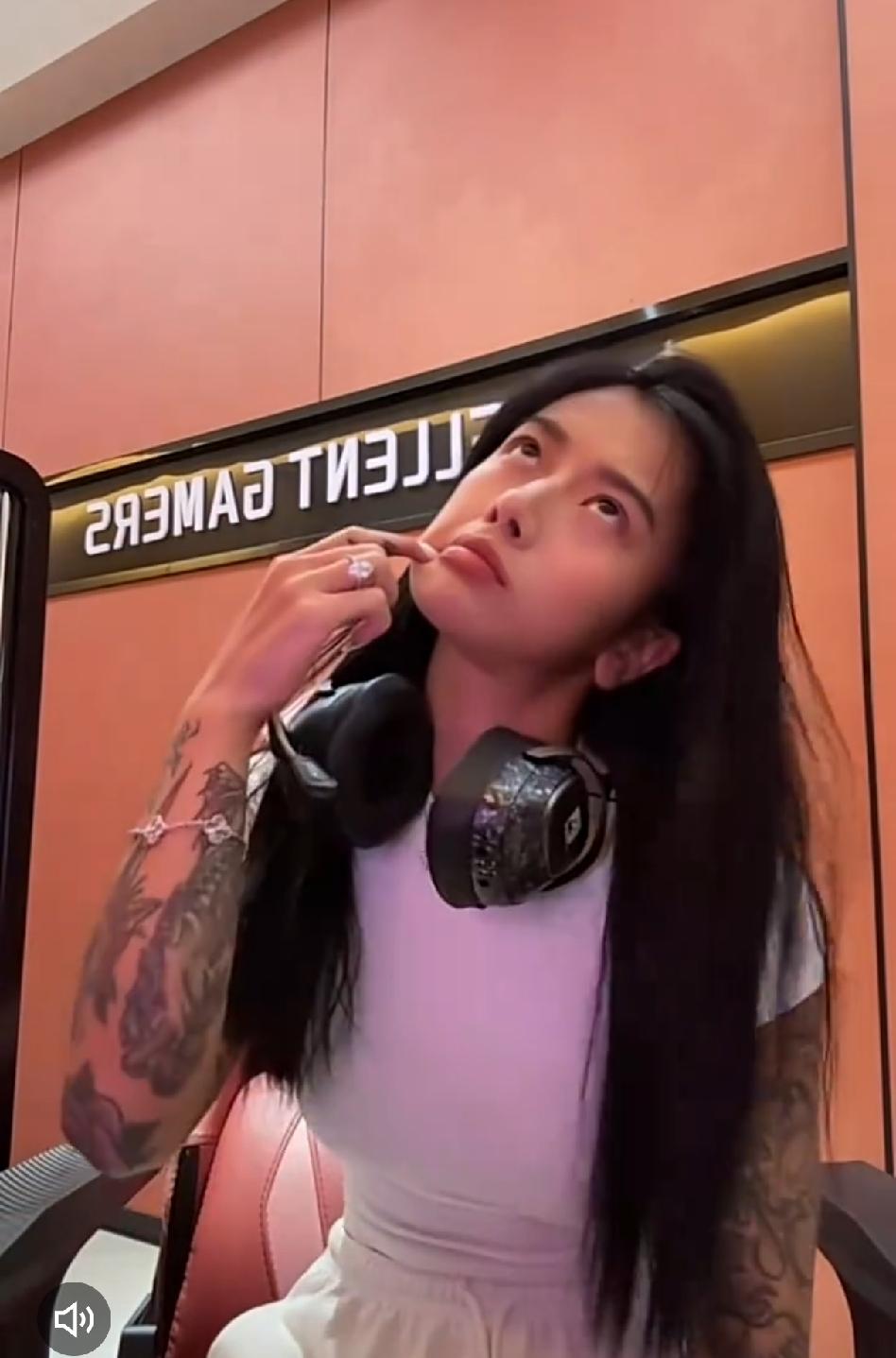 李添荣女友胡玄子或许是被误解最深的CBA对象了，因为两个大花臂的纹身，和晒黑的皮