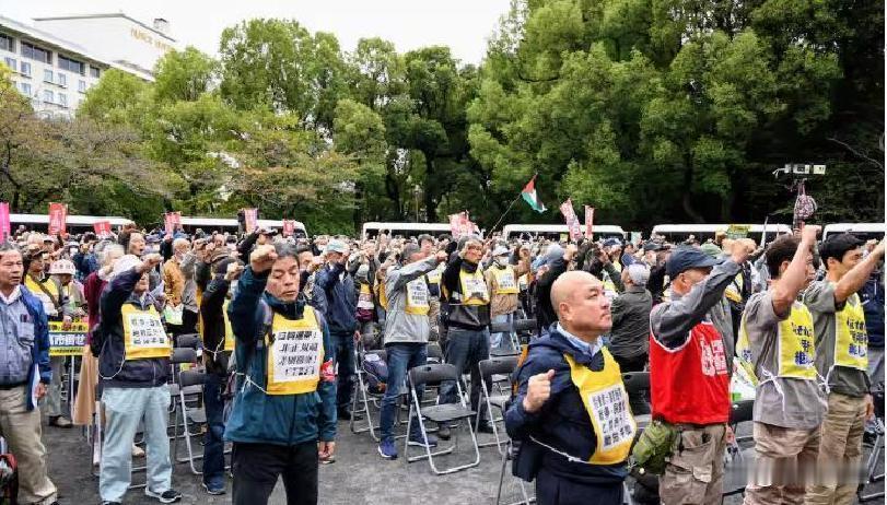 11月17日，据央视新闻客户端报道，11月16日，许多日本民众聚集在日本首相官邸